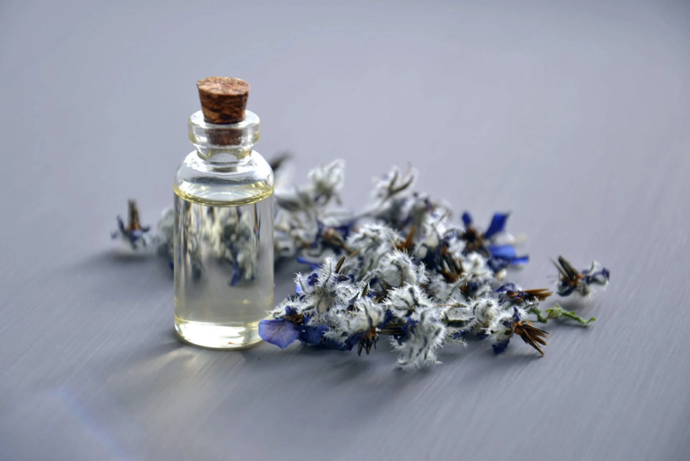 What are the top 10 Essential oils for detoxing ?? Essential oils are natural compounds extracted from plants. There are many benefits of essential oils in detoxing your body