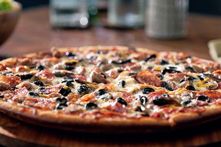 Cowboy Pizza: delicious, healthy, and filling! What do you think of when you hear the word “cowboy pizza”? It’s a thick crust pizza with chicken, ranch dressing, and a good deal of veggies.