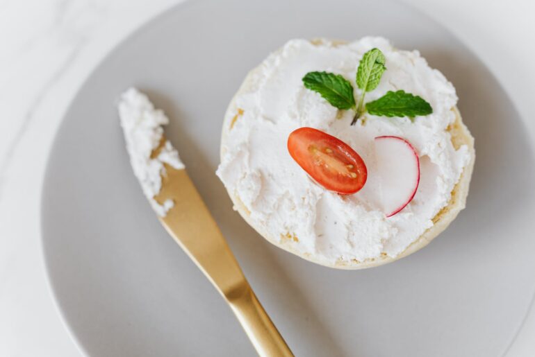 Dry Curd Cottage Cheese – Low in calories, big in nutrition Dry curd cottage cheese is described as buttery, with just a hint of tang. Overall, it has a mild taste. This cheese is somewhat moist, as are a lot of soft cheeses, but is still dry enough to slice or crumble.