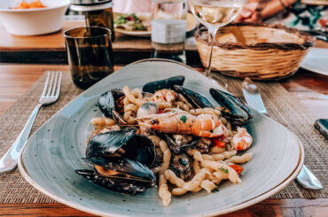 How to make mariscada just like the Spaniards The Spanish dish mariscada is just that an appetizing avalanche of seafood-y goodness. In this article, we discuss what is it and how to make.