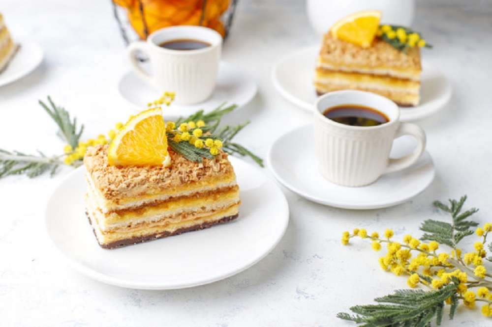 To make a lemon dream cake, You need four sets of ingredients : ingredients for the sponge cake, the lemon curd, the meringue, and for the final assembly