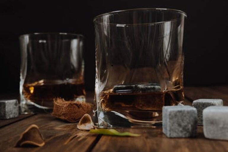 Crown and Coke: the 90-second cocktail Crown and Coke is a variation of rum and coke. Here you can replace the rum with Crown Royal whiskey which will give a different inspiring taste .