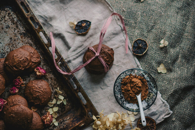 Snack guilt-free with vegan chocolate chip cookies In this article, we go over how to make vegan chocolate chip cookies, as well as their nutrition information and calories.