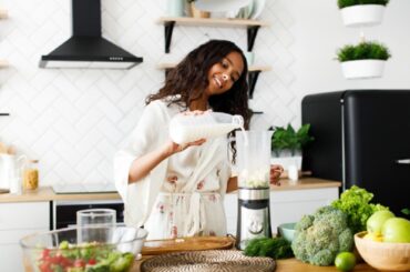 Blenders vs juicers: Which one to choose?? If you consider blenders vs juicers, they do have different functions, so you should pick the right one. We'll help you to choose.
