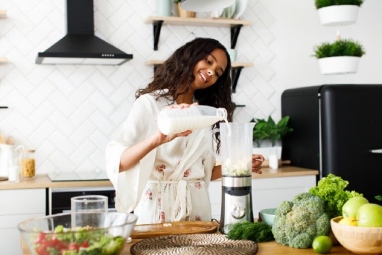 Blenders vs juicers: Which one to choose?? If you consider blenders vs juicers, they do have different functions, so you should pick the right one. We'll help you to choose.
